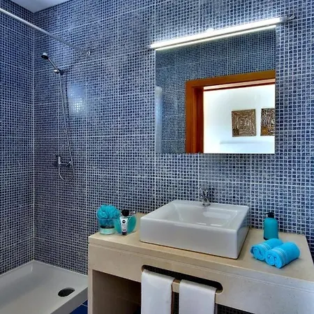 Sleeps 8 Pool Air Con Wifi ヴィラ Patroves