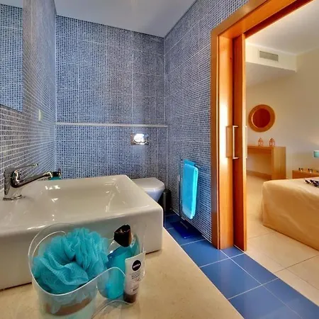 Sleeps 8 Pool Air Con Wifi * Patroves