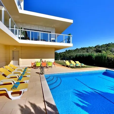 Sleeps 8 Pool Air Con Wifi Patroves