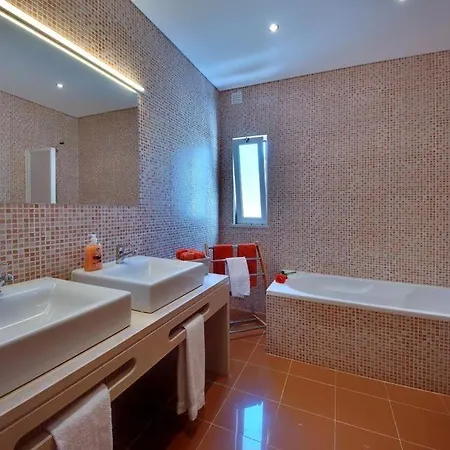 Sleeps 8 Pool Air Con Wifi