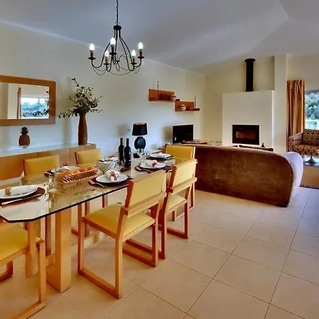 Sleeps 8 Pool Air Con Wifi ヴィラ Patroves